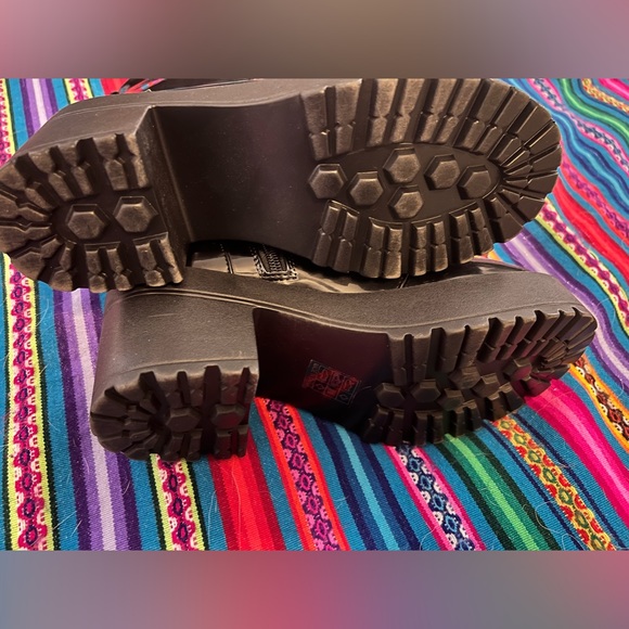 WITCHY BOOTS SIZE 8 FAUX LEATHER - Picture 4 of 7